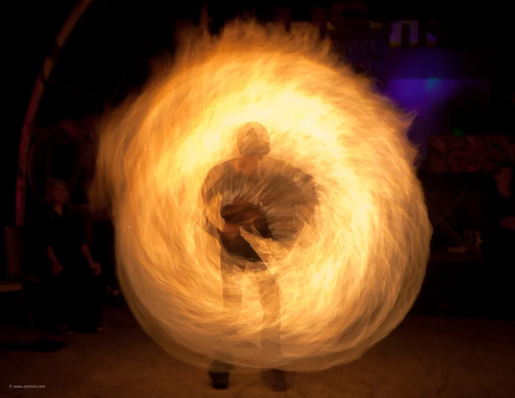 Artista girando un círculo de fuego en plena función nocturna (foto de muestra)